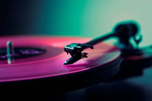 Vinyl DJ otočný stůl v klubovém osvětlení. detailní záběr. Růžový odstín. retro styl — Stock fotografie