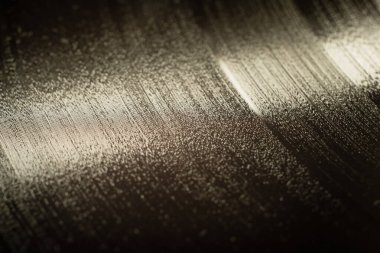 Tahta masada vinil plak. Yakın çekim, makro.