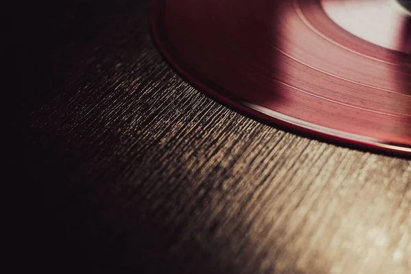 Vinyl pink record on wooden table. close-up, macro. — Stock Photo, Image