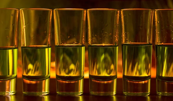Cócteles quemados en vaso de chupito sobre una mesa, tequila — Foto de Stock