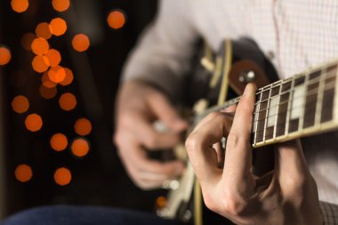 Pratik gitar çalmak