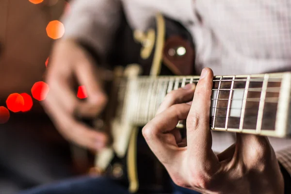 Practicar tocando la guitarra — Foto de Stock