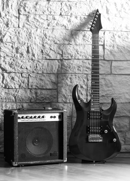 Guitarra y amplificador sobre fondo de piedra — Foto de Stock