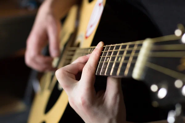 Pratik gitar çalmak