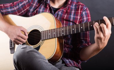 genç adam stüdyoda bir akustik gitar çalmak