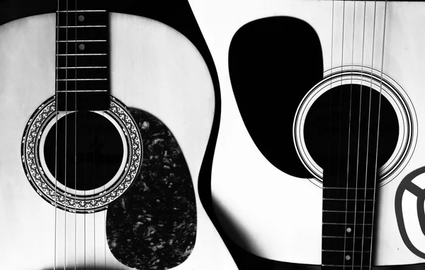 Zwei akustische Gitarren in Form von Yin-Yang — Stockfoto