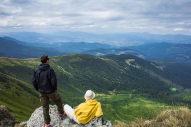 İki adam-tırmanma dağ Hoverla üstündeki.