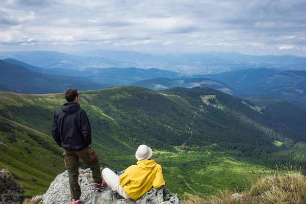 Two Man-climber at the top of mountain Hoverla. — Stock Photo, Image