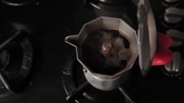 Kaffeekochen auf einem Gasherd — Stockvideo