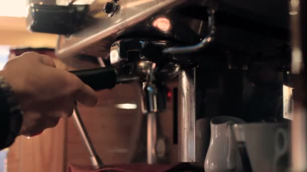 Hacer café en un bar por la mañana temprano . — Vídeo de stock