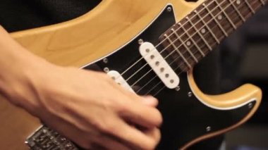 Elektro gitar çalan genç adam.