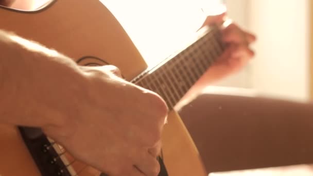 Tocando guitarra acústica — Vídeo de Stock