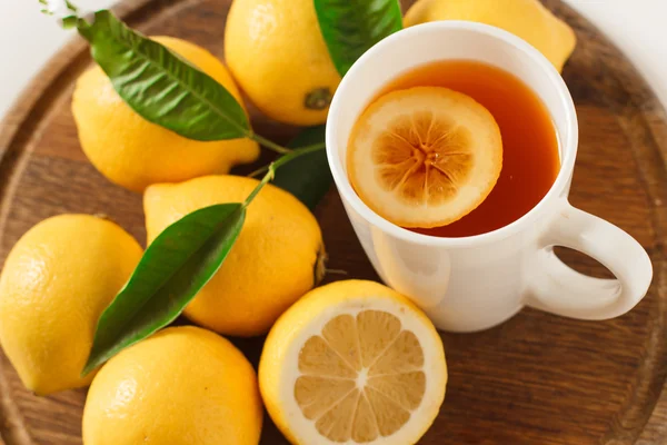 Siyah çay izole limon closeup ile
