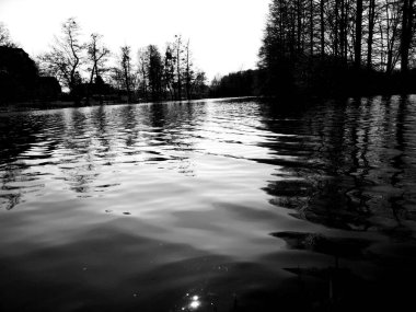 Sarvar Tekne Gölü. Siyah ve beyaz 