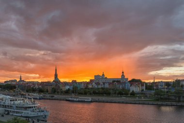 Szczecin, Batı Pomeranya Voyvoda, Polonya - 06 Eylül 2020: Piastowski Bulvarı üzerinde Ducal Castle ve Archthedral Basilica ile birlikte gün batımı Labuda Köprüsü 'nden Havari görüşü