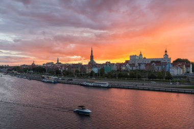 Szczecin, Batı Pomeranya Voyvodalığı, Polonya - 06 Eylül 2020: Şehir üzerinde gün batımı. Piastowski Bulvarı, Pomeranya Dük Şatosu, Aziz James Kilisesi Basilikası ve Uzun Köprü 