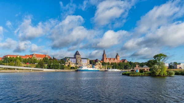 Szczecin, Batı Pomeranya Voyvoda, Polonya - 06 Eylül 2020: Denizcilik Akademisi, Waly Chrobrego (Haken Terrace), Ulusal Müze ve Voyvoda Ofisi - Grodzka Adası 'ndan panoramik manzara