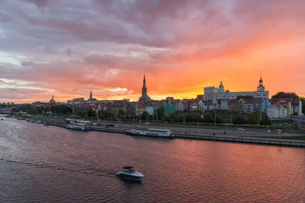 Szczecin, Batı Pomeranya Voyvodalığı, Polonya - 06 Eylül 2020: Şehir üzerinde gün batımı. Piastowski Bulvarı, Pomeranya Dük Şatosu, Aziz James Kilisesi Basilikası ve Uzun Köprü 