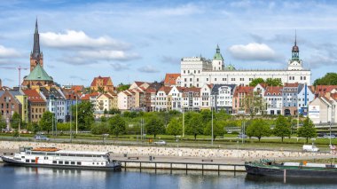 Szczecin (Stettin), Polonya - 11 Mayıs 2019: Güneşli bir günde Pomeranya Dükü 'nün Kalesi ile Oder nehrinin panoramik manzarası