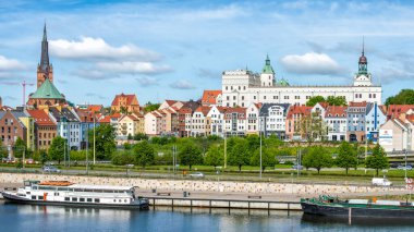 Szczecin (Stettin), Polonya - 11 Mayıs 2019: Güneşli bir günde Pomeranya Dükü 'nün Kalesi ile Oder nehrinin panoramik manzarası