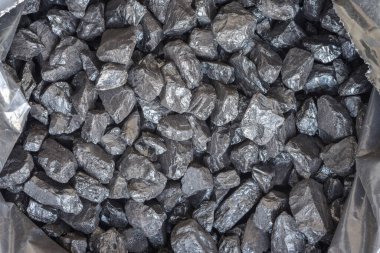 Siyah kömür torbada. Bezelye kömürü üstü görünümü