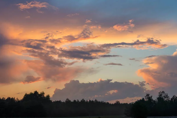 Vue Large Ciel Avec Des Nuages Spectaculaires Éclairés Par Soleil — Photo