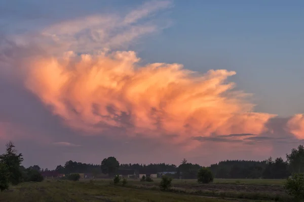 Viharfelhő Naplemente Fényével Alkonyi Égen Nagy Felhők Borítják Vidéki Tájat — Stock Fotó