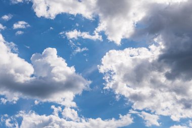 Bulutlu mavi bir gökyüzü. Güneşli bir gün ve ufukta bulutlu bir gökyüzü.