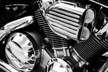 Parlak krom parçaları olan motorlu V-konfigürasyon motoru ayrıntıları kapatır. V-ikizi motosiklet krom motor. Motosiklet V tipi motor bloğu siyah ve beyaz vintage tonda