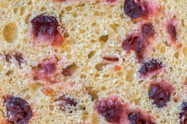 Çavdar ekmeği dilimi ve kızılcık üzümü.