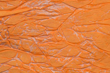 Buruşmuş kağıt duvardan soyulmuş. Dekoratif kağıt dokusu