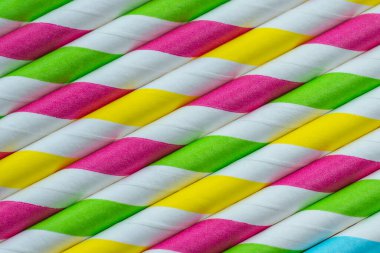 Çapraz olarak düzenlenmiş renkli kağıt kamışları