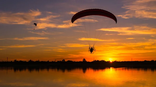 Σιλουέτα Των Moto Paragliders Που Πετούν Καλοκαιρινό Ηλιοβασίλεμα Δύο Ανεμοπλάνα — Φωτογραφία Αρχείου