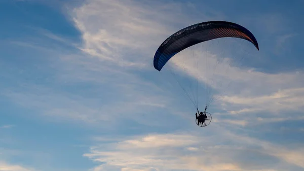 Silueta Parapente Accionado Contra Cielo Azul — Foto de Stock