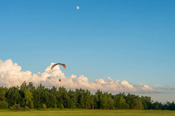 Parapente Motorisé Volant Contre Ciel Bleu Avec Nuages Lune — Photo