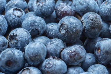 Tatlı su damlaları olan bir yığın yabanmersini.