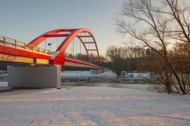 San Nehri boyunca uzanan çarpıcı bir kırmızı kiriş köprüsü. Gmina Ulanow, Podkarpackie Voyvodeship, Polonya