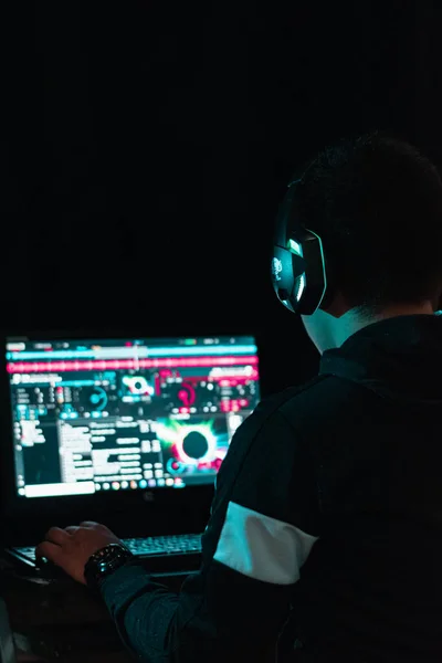 Adolescente Criando Música Casa Com Fones Ouvido Parece Colorido Preto — Fotografia de Stock