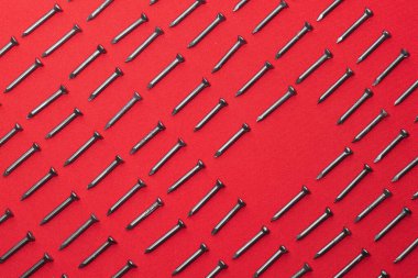 Siyah çelik çiviler, yatay olarak dizilmiş, eşkenar dörtgen şeklinde bir boşluk bırakıyor veya reklam, diyalog veya metin için yatay kare