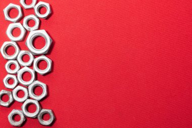 Kırmızı zemin üzerinde çelik fındık, sol taraf reklam metni için boşluk bırakıyor