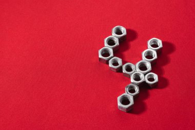 Dört numara, kırmızı kumaş arka planda çelik fındık ile yapılmış.