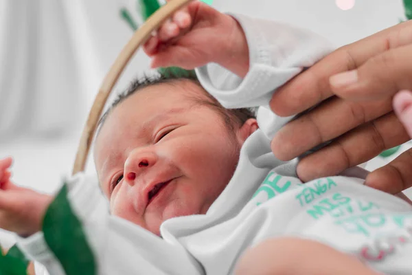 Bellissimo Neonato Giorni Cesto Fibra Bambù Circondato Foglie Verdi Respingendo — Foto Stock