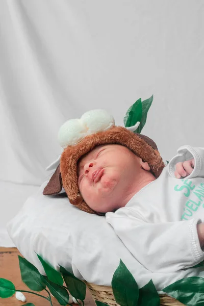 Schönes Neugeborenes Baby Tage Alt Mit Hut Und Welpenschuhen Träumend — Stockfoto