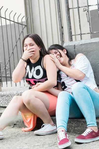 Щасливі Латинські Дівчата Сміються Сидячи Тротуарі Відкритому Повітрі Місті Дружби — стокове фото