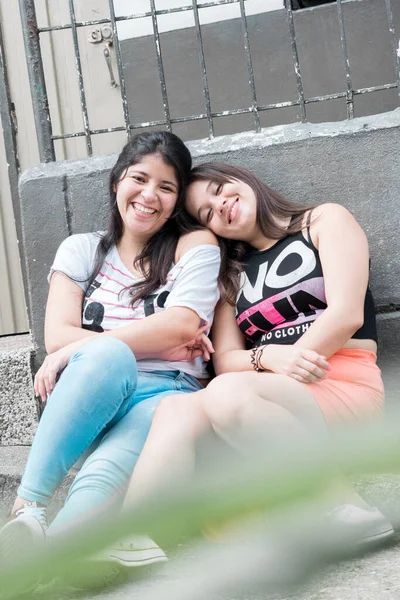 Mutlu Latin Kızlar Gülüyor Şehrin Dışında Kaldırımda Oturuyor Dostluk Sadakat — Stok fotoğraf