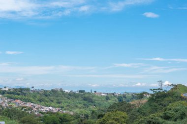 Pereira-Kolombiya kentsel ve kırsal bölgeler buluşması, bulutlu gökyüzü ve sıcak iklim ile, ufkun panoramik görüntüsü
