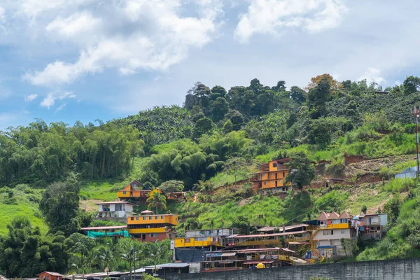 Vista Panorâmica Uma Montanha Com Casas Amarelas Colômbia Colina Com — Fotografia de Stock