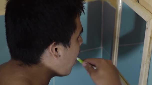 Vista Ángulo Alto Los Dientes Latinos Adolescentes Cepillándose Mientras Mira — Vídeo de stock