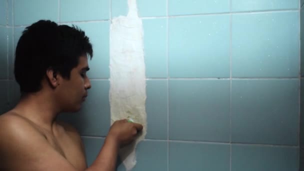 Adolescente Latino Con Mucho Pelo Negro Bañándose Una Ducha Azul — Vídeos de Stock