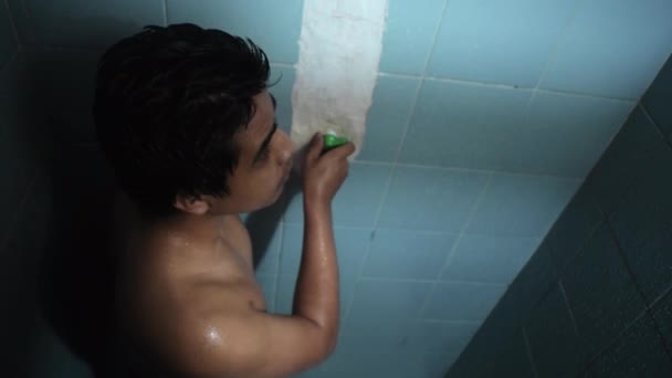 Uzun Siyah Saçlı Latin Bir Gencin Tepeden Bakışı Deniz Mavisi — Stok video